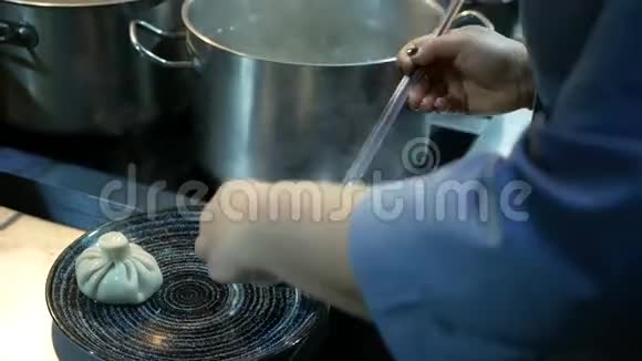 厨师准备了金卡利的格鲁吉亚国民食品并从沸水中取出视频的预览图