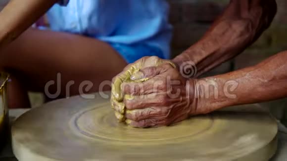 经验丰富的大师手在陶工轮上制作陶罐视频的预览图