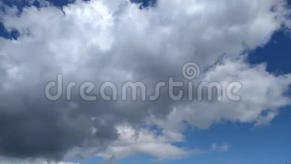 变幻莫测的云在蓝天上掠过视频的预览图