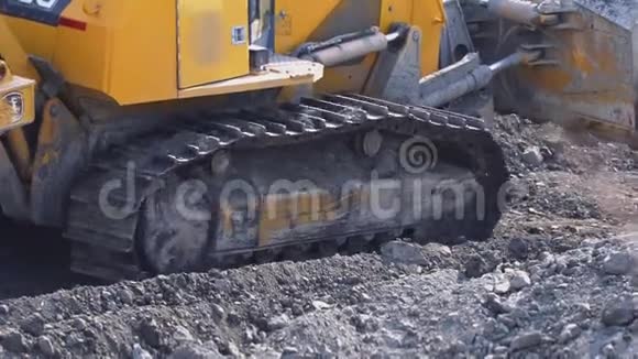 在工厂附近工作的大黄挖掘机关闭视频的预览图