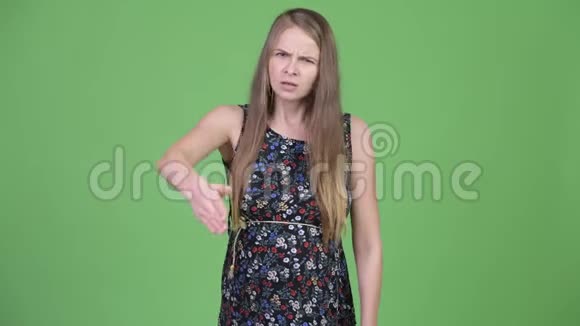 年轻愤怒的孕妇对着镜头说话视频的预览图