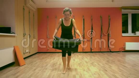 健身房里的女人做体操垫视频的预览图