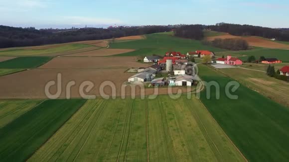 欧洲斯洛文尼亚的奶牛场有谷仓和筒仓周围是田野视频的预览图
