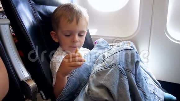 2岁幼儿在飞机上吃饭的4k录像视频的预览图