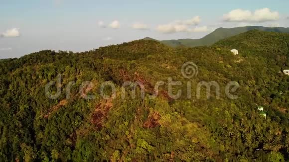 岛上的热带森林奇妙的无人机在令人惊叹的热带岛屿山脊上看到绿色丛林蓝色海洋视频的预览图