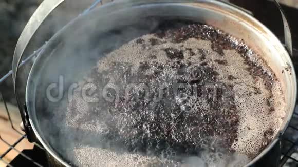 烤熟的普洱茶放在一个大平底锅里放在火上视频的预览图