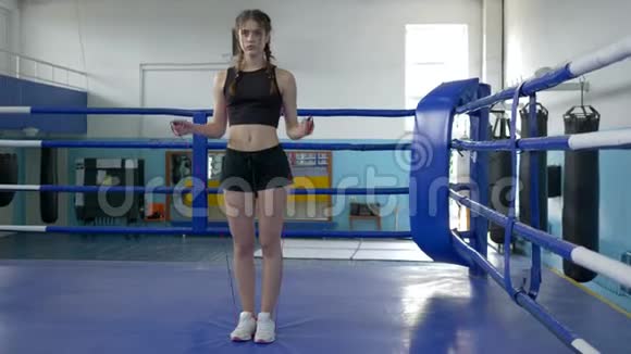 身体耐力运动女性在健身房环跳操视频的预览图