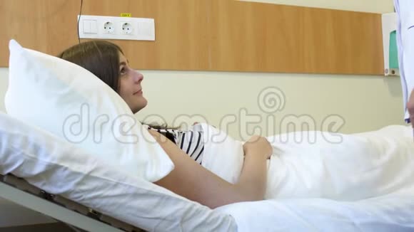 小女孩请护士换床坐下视频的预览图