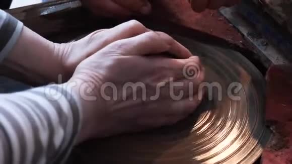 陶艺大师班波特的轮子和手视频的预览图