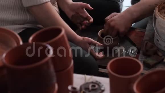 陶艺大师班波特轮子和手视频的预览图