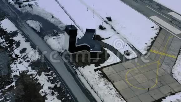 冬天在山上一个小机场一个跑道从高角度4k视频的预览图