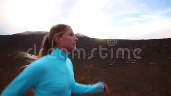 年轻活跃的女人跑在外面视频的预览图