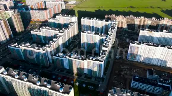 鸟瞰高层建筑新建住宅小区增加人口概念旅途在空中飞行视频的预览图