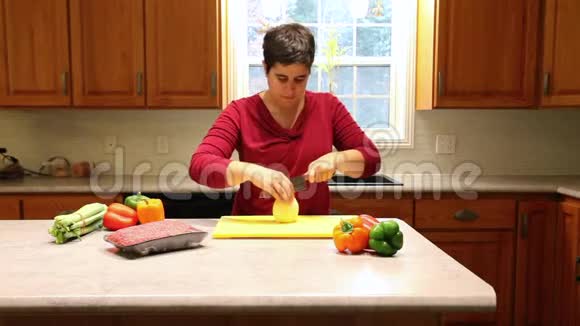 在厨房切洋葱的人视频的预览图