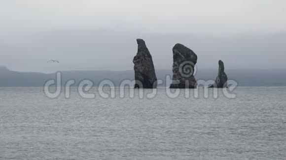 堪察加半岛海景太平洋岩石岛屿变焦视频的预览图