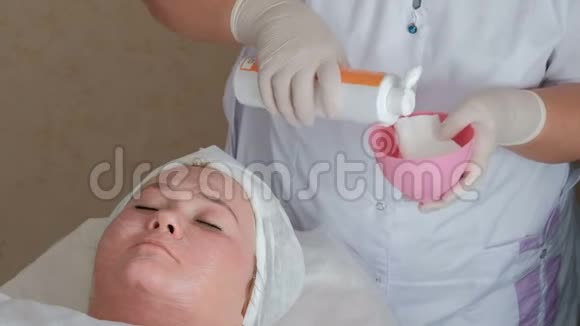 美容中心的女性面部清洁程序一位白手套的美容师从视频的预览图
