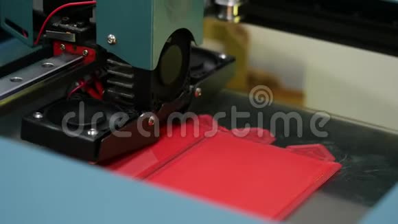 现代3D打印机打印图形特写媒体3D打印机工作3D电子立体塑胶打印机视频的预览图