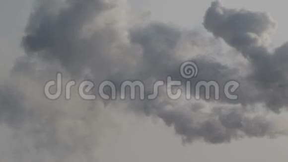 动的工业烟雾和灰暗的天空视频的预览图
