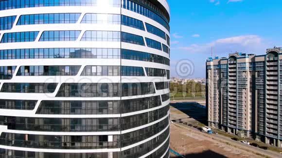 办公楼带玻璃立面蓝色多云天背景旅途近现代商务中心的航空视频的预览图