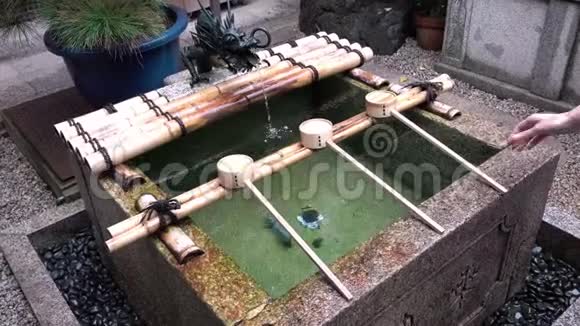 日本京都NishikiTenmangu神社女用手净化仪式用水视频的预览图
