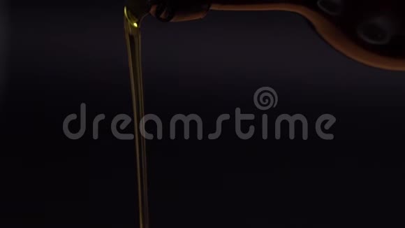 从瓶型特写镜头中取出天然橄榄油橄榄油滴视频的预览图