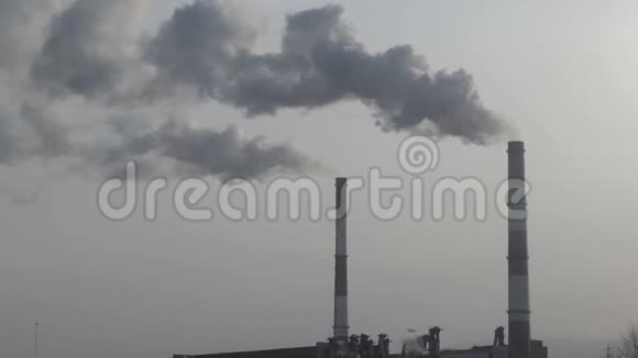 来自工业工厂烟囱的烟雾污染空气视频的预览图