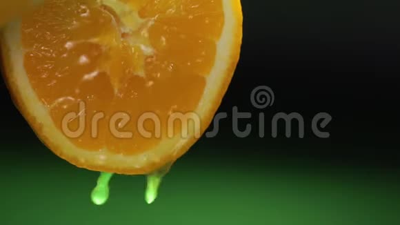橘子切片上的水分饮食水果和健康食品绿色橙色慢动作挤压果汁视频的预览图