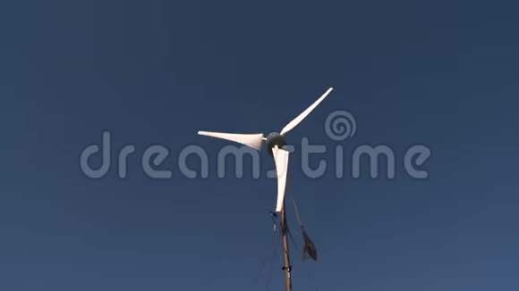 清洁风能发电高效风力涡轮机在蓝天上旋转视频的预览图