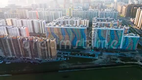 高层建筑新现代居住区鸟瞰旅途在新的五颜六色的房子上面混凝土视频的预览图
