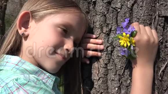 4快乐的孩子画像在公园里玩耍女孩的脸上有春天的花朵视频的预览图