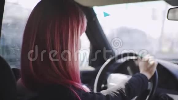 年轻时尚时髦的女人开车一头粉红色头发的漂亮时髦女人视频的预览图