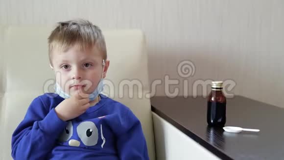 一个带面具的男孩的特写戴医疗面具的婴儿微笑视频的预览图