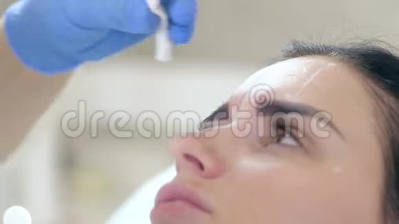美容师在美容诊所为女性做面部复健注射视频的预览图