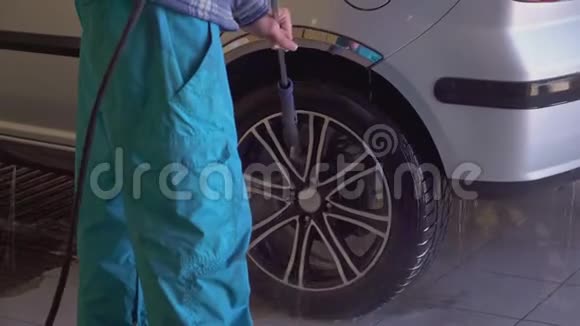 汽车在洗车时用高压水冲洗视频的预览图