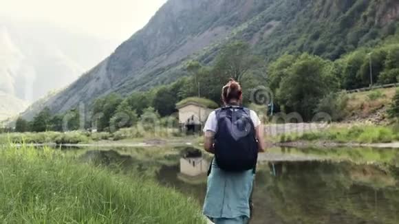 年轻女性自由摄影师拍摄挪威风景视频的预览图