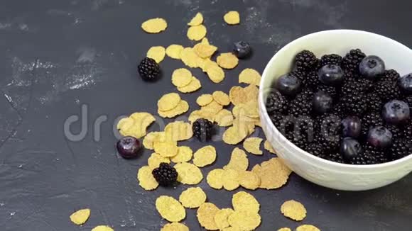 一碗黑莓蓝莓和谷类食品早上提供天然早餐视频的预览图