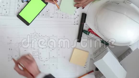 俯视手中的工程师团队谁检查建筑设计视频的预览图