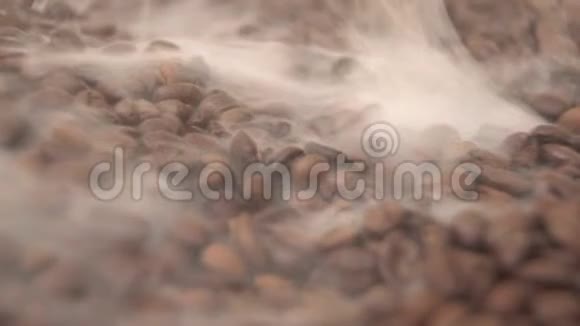 浓浓的芳香烟雾笼罩着一大堆散落的咖啡豆视频的预览图