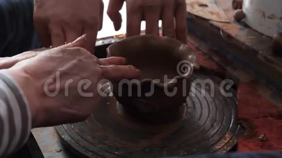 陶艺大师班波特的轮子和手视频的预览图