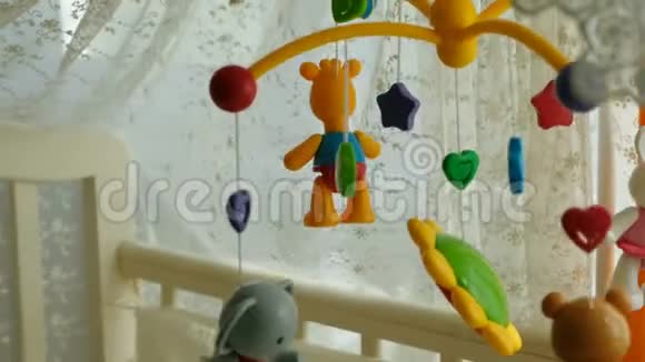 婴儿移动与不同的玩具形式的动物和星星在婴儿床以上视频的预览图
