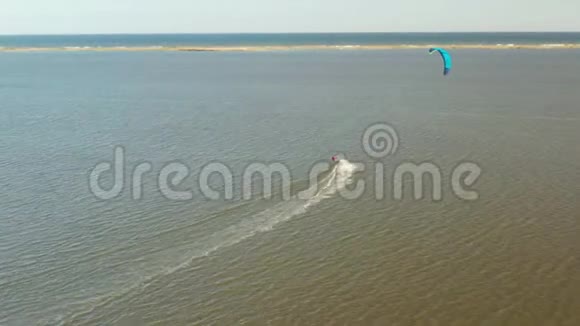 风筝滑翔和跳跃穿越海洋的鸟瞰图视频的预览图