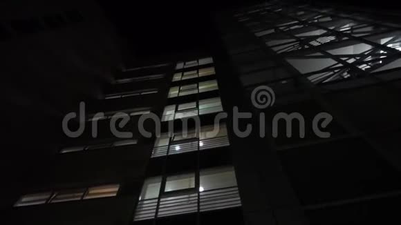 夜间疗养院的建筑视频的预览图