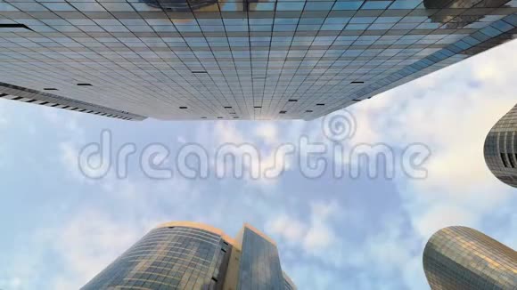 具有现代摩天大楼的商务工作区域的时间流逝常见的现代商务摩天大楼上升到天空视频的预览图