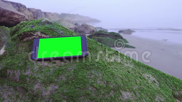 有绿色屏幕的智能手机视频的预览图
