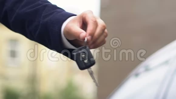 商人从经销商汽车贷款或购买处领取豪华汽车钥匙视频的预览图