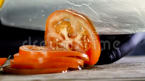厨师切环红番茄番茄特写汉堡的配料视频的预览图