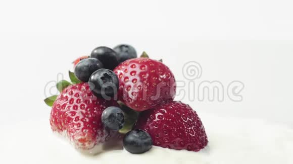 新鲜健康食品酸奶和鲜奶油中的草莓和蓝莓鲜果加鲜奶油有机浆果视频的预览图