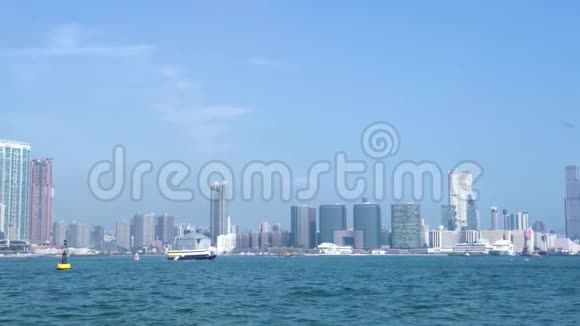 海滨的办公楼和摩天大楼城市建筑香港城市中国平静的蓝色海湾和玻璃视频的预览图