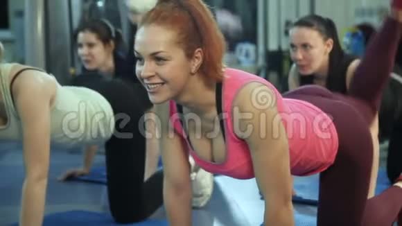 女子健身健美操团体视频的预览图
