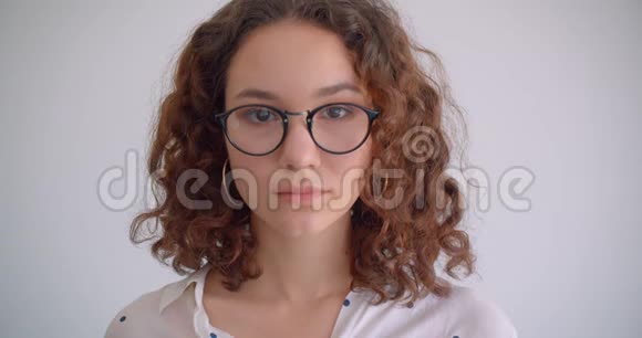年轻可爱的长毛高白种人女孩戴着眼镜笑着开心地看着镜头特写镜头视频的预览图